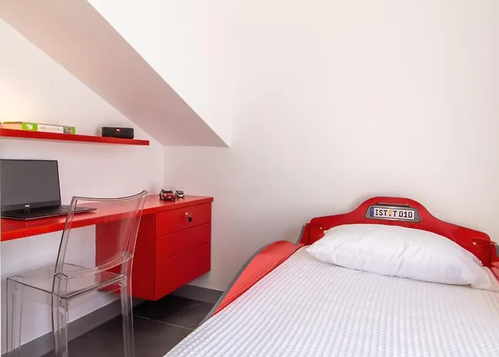 Blue Frames Summer House Mpatsi